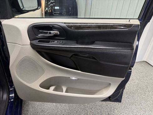 Used 2014 Chrysler Town & Country Touring-L w/ Driver Convenience Group FWD image 34