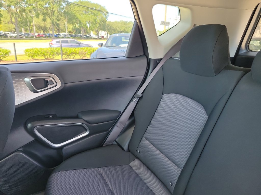 Used 2025 Kia Soul LX w/ LX Technology Package FWD image 14