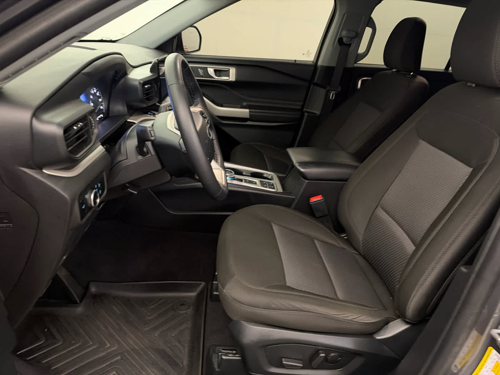 Used 2024 Ford Explorer XLT RWD image 14
