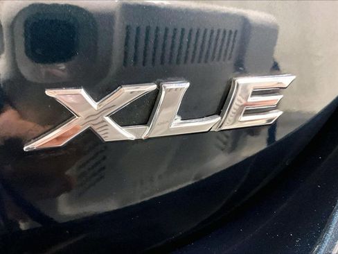 Used 2019 Toyota Camry XLE image 8