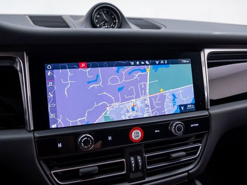 Certified 2025 Porsche Macan image 22