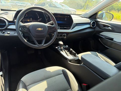 Used 2025 Chevrolet Trax LT FWD image 17