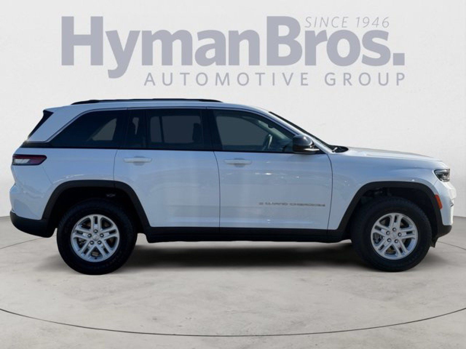 Used 2023 Jeep Grand Cherokee Laredo w/ Luxury Tech Group I RWD image 2