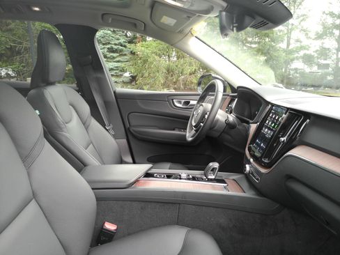 Used 2024 Volvo XC60 B5 Plus w/ Climate Package AWD/4WD image 16