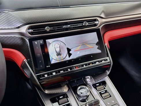 Used 2025 Aston Martin Vanquish RWD image 19