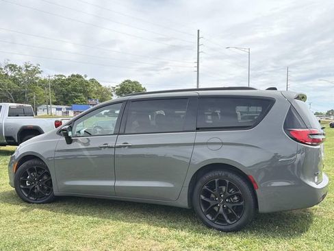 Used 2025 Chrysler Pacifica Limited FWD image 11
