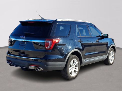 Used 2018 Ford Explorer XLT w/ Equipment Group 202A image 6