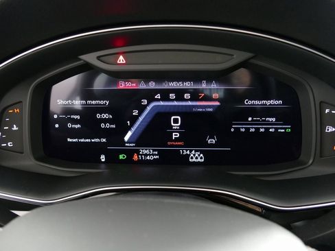 Used 2024 Audi Q8 Premium image 15