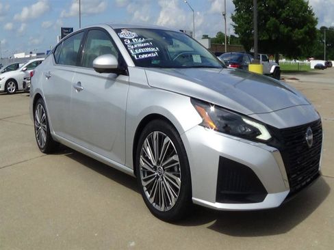 Used 2024 Nissan Altima 2.5 SV image 4