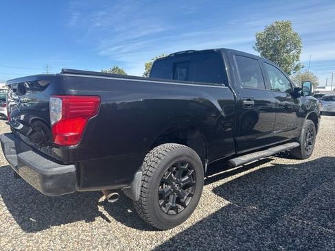 Used 2018 Nissan Titan SV w/ SV Convenience Package image 3