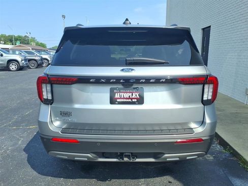 Used 2025 Ford Explorer Active w/ Active Comfort Package RWD image 4