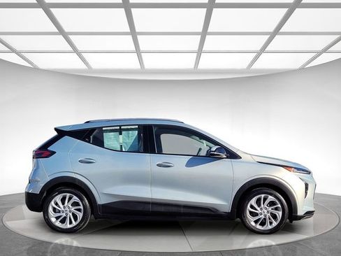 Used 2023 Chevrolet Bolt EUV LT w/ Driver Confidence Package image 4