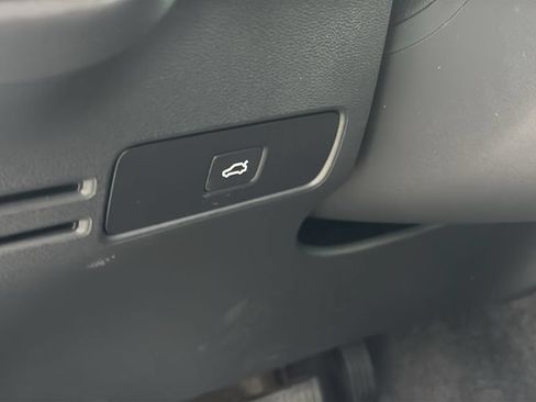 Certified 2025 Volvo XC40 B5 Plus AWD/4WD image 13
