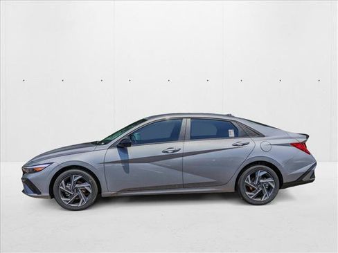 New 2025 Hyundai Elantra SEL image 8