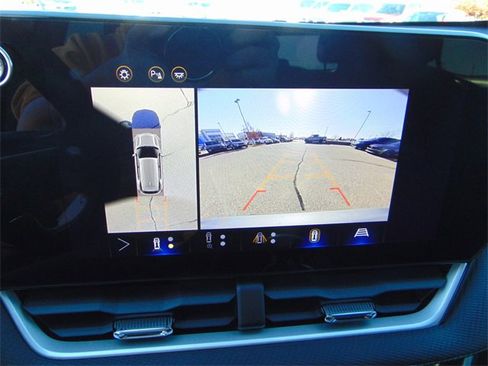 Used 2025 Chevrolet Equinox LT w/ Safety and Technology Package image 13
