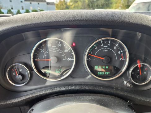 Used 2018 Jeep Wrangler Unlimited Sahara AWD/4WD image 27