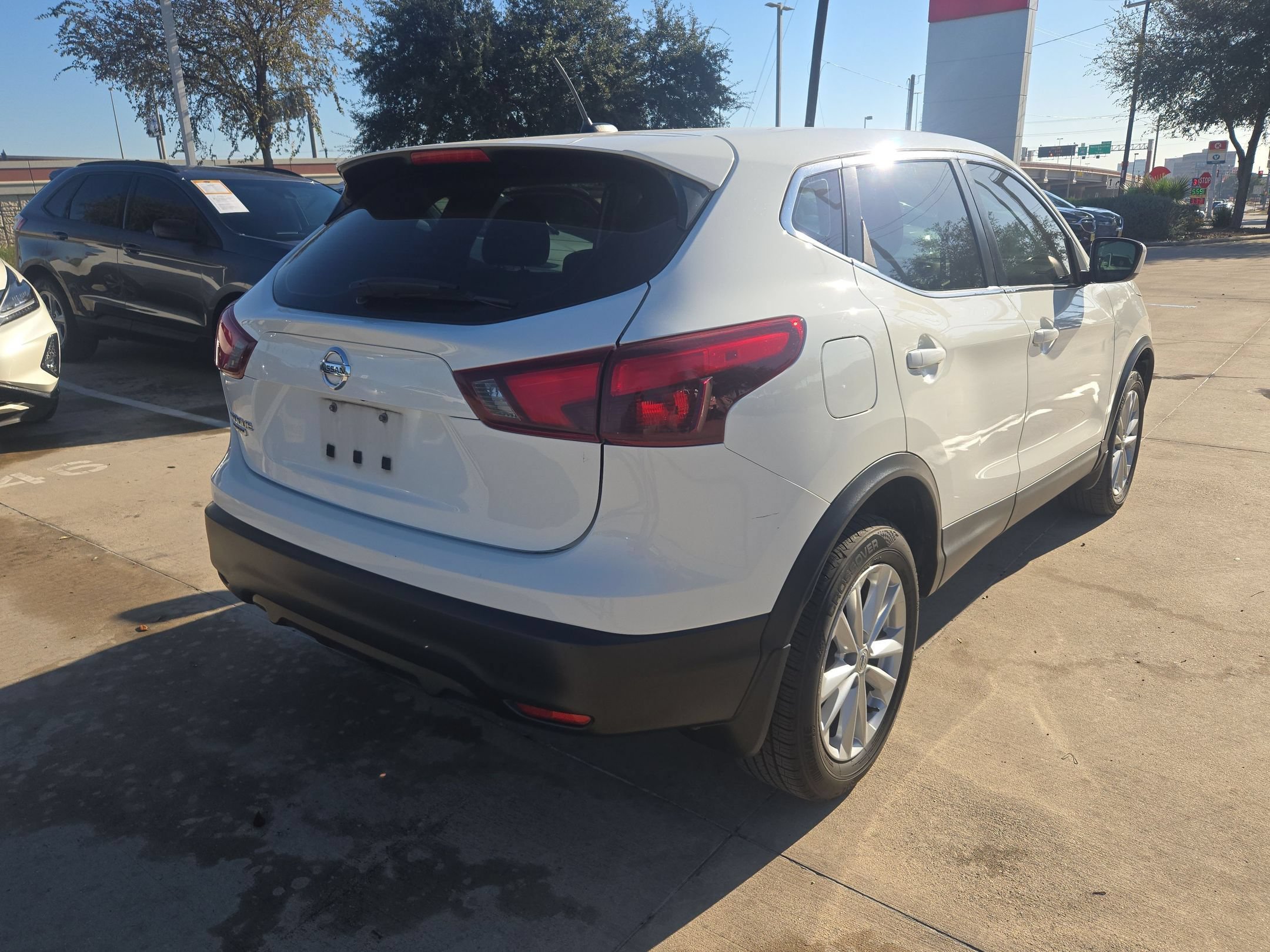 Used 2018 Nissan Rogue Sport S w/ S Appearance Package FWD image 3