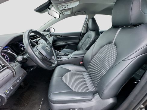 Used 2019 Toyota Camry SE w/ Carpet Mat Package FWD image 13