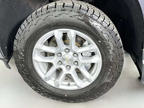 Used 2022 Chevrolet Silverado 1500 LT w/ Z71 Off-Road Package AWD/4WD image 35