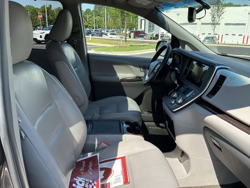 Used 2015 Toyota Sienna XLE w/ XLE Navigation Package FWD image 35