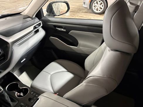 Used 2024 Toyota Highlander XLE image 30