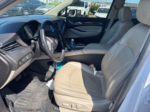 Used 2018 Buick Enclave Essence image 9