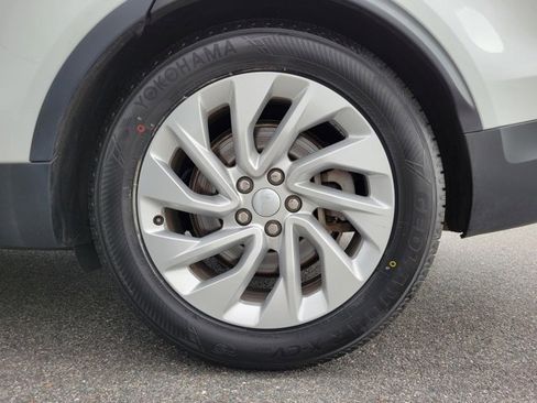 Used 2024 Land Rover Discovery S image 25