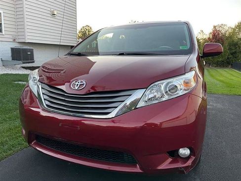 Used 2014 Toyota Sienna AWD image 3
