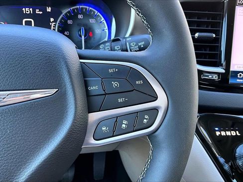 Used 2024 Chrysler Pacifica Touring-L FWD image 29