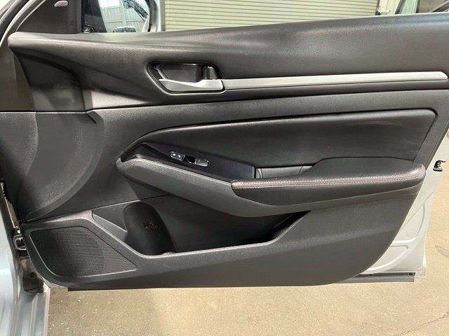 Used 2024 Nissan Altima 2.5 SR FWD image 11