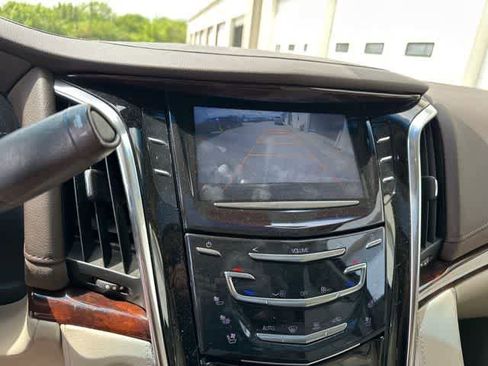 Used 2015 Cadillac Escalade Luxury AWD/4WD image 11