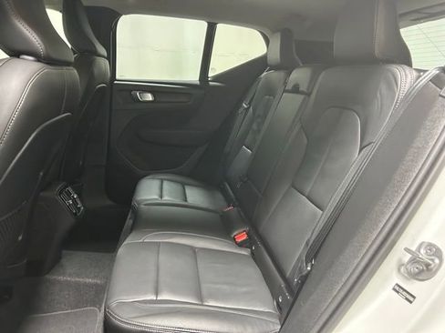 Used 2025 Volvo XC40 B5 Core image 10
