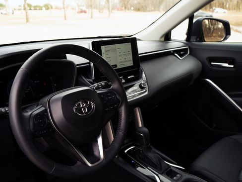 Used 2024 Toyota Corolla Cross XLE w/ Convenience Package image 16