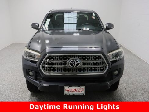 Used 2017 Toyota Tacoma TRD Off-Road image 3