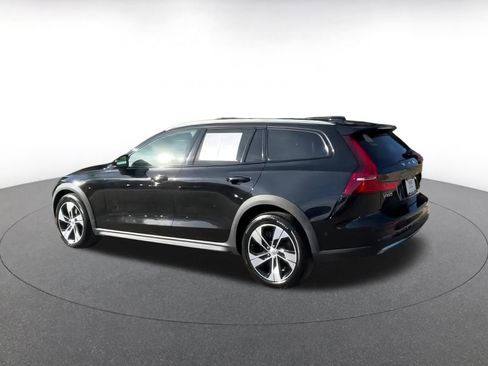 Used 2025 Volvo V60 B5 Cross Country Plus image 9