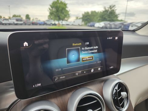 Used 2021 Mercedes-Benz GLC 300 4MATIC image 4
