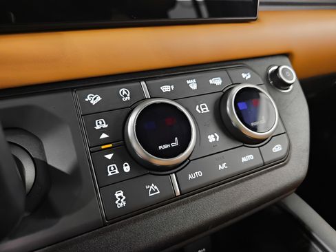 Used 2023 Land Rover Defender 110 V8 image 21