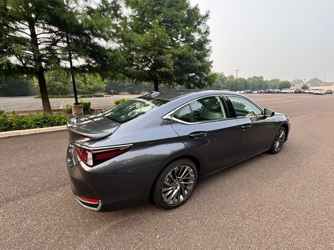 Used 2025 Lexus ES 300h w/ Luxury Package FWD image 6