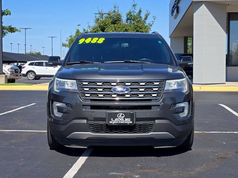 Used 2017 Ford Explorer XLT w/ Equipment Group 202A FWD image 2