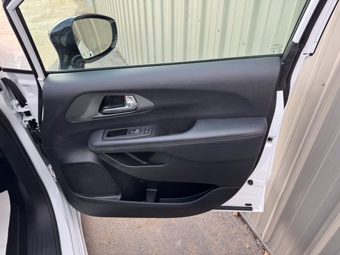 Used 2025 Chrysler Pacifica Select FWD image 25
