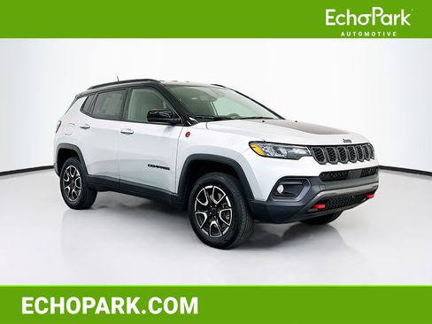 Used 2025 Jeep Compass Trailhawk AWD/4WD image 1