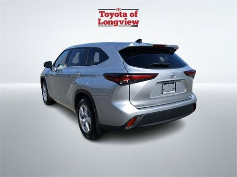 Used 2024 Toyota Highlander LE image 6