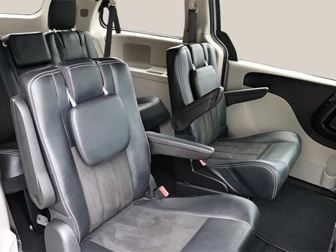 Used 2019 Dodge Grand Caravan SXT image 17