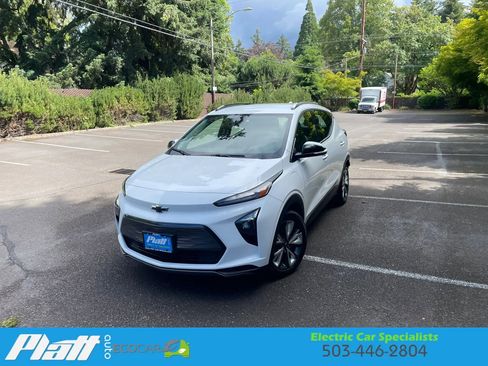 Used 2023 Chevrolet Bolt EUV LT w/ Convenience Package FWD image 2