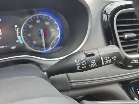 Used 2025 Chrysler Pacifica Limited FWD image 23