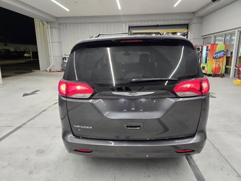 Used 2021 Chrysler Voyager Lxi image 5