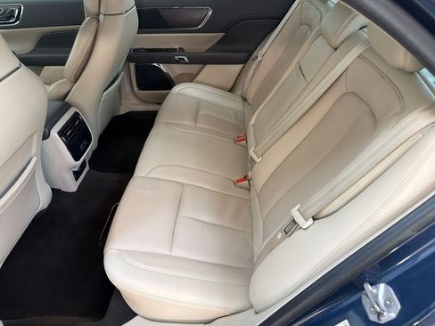 Used 2019 Lincoln Continental Select w/ Continental Climate Package FWD image 13