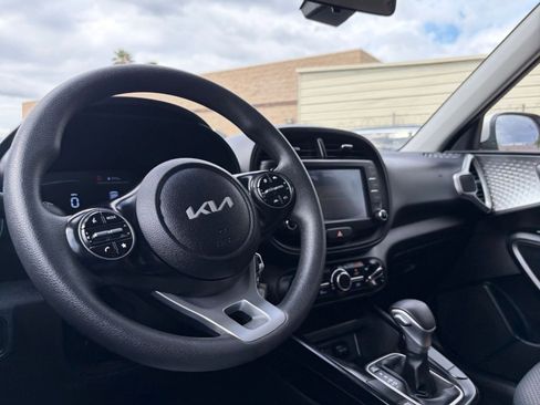 Used 2025 Kia Soul LX w/ LX Technology Package FWD image 32