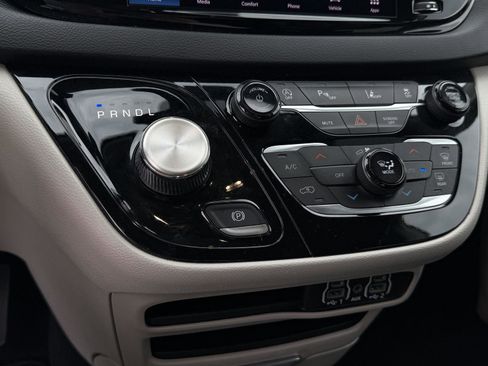 Used 2023 Chrysler Pacifica Touring-L FWD image 14