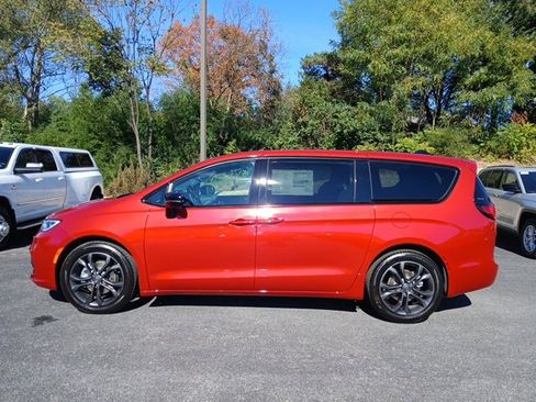 New 2026 Chrysler Pacifica Select image 3